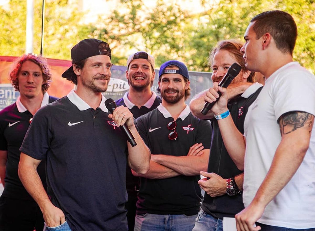 Raphael Walser interviewt Spieler des EHC Kloten auf der Bühne am Fanfest