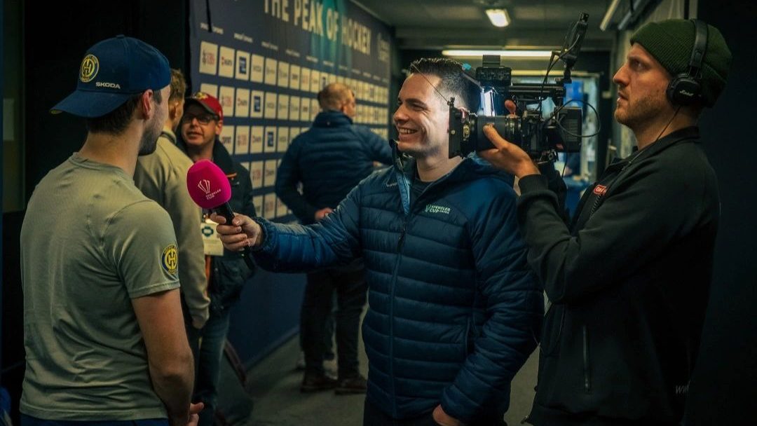 Raphael Walser interviewt einen Spieler am Spengler Cup in Davos, neben ihm ein Kameramann