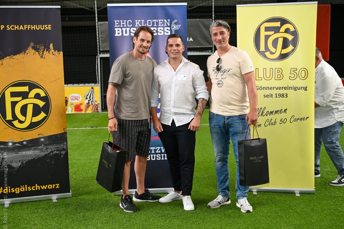Raphael Walser mit Patrick Fischer und Murat Yakin auf der Bühne des Event-Talks