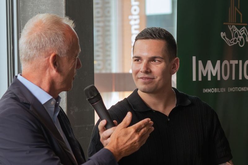 Raphael Walser im Gespräch mit einem Gast an einem Firmenanlass